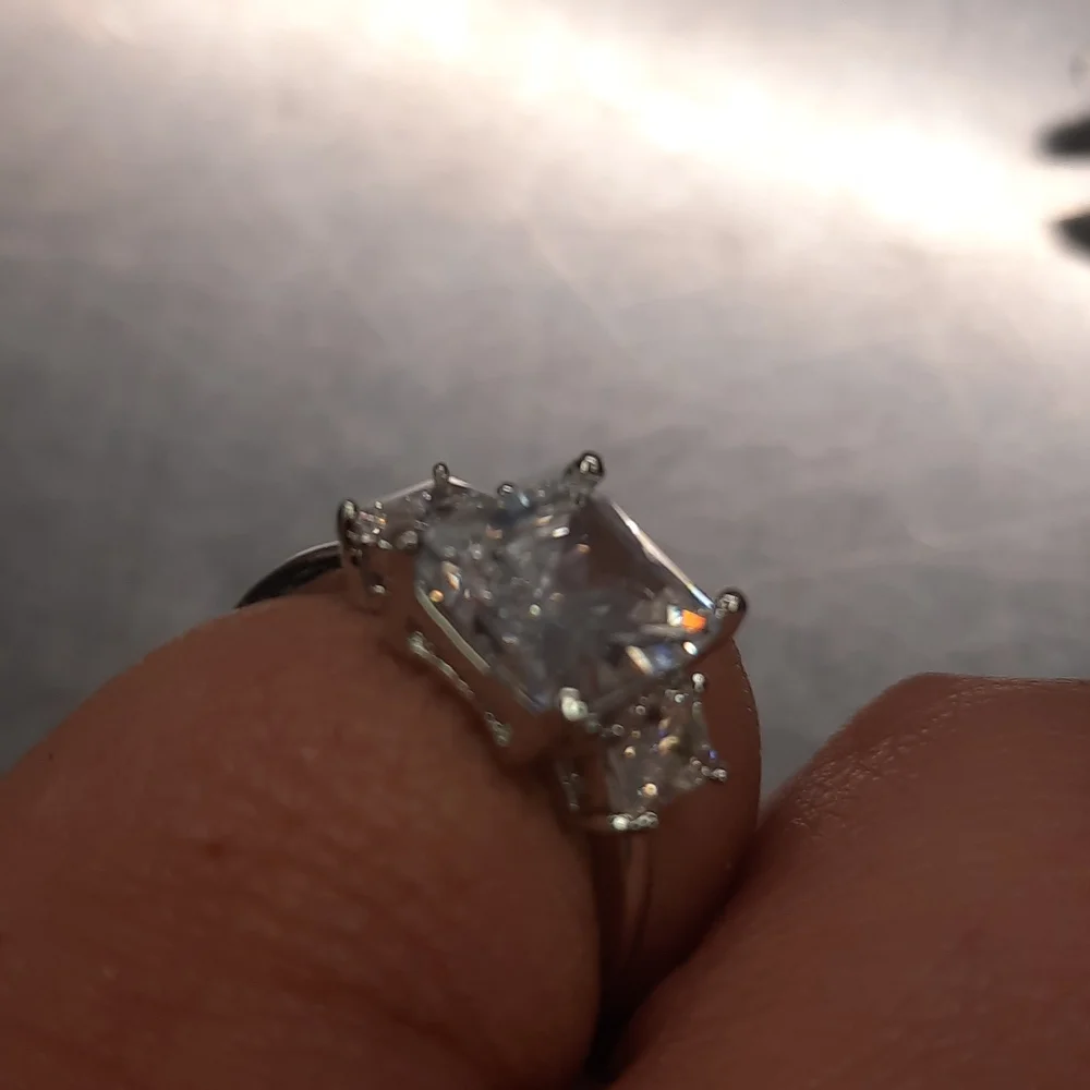 Glitz and Glamour Crystal faceted Ring - Picture 3 of 4